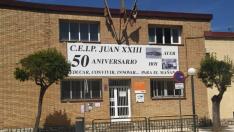 Imagen de la entrada principal del colegio público Juan XXIII de Huesca.