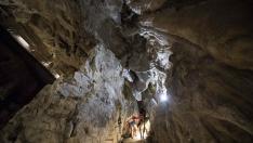 La Cueva de las Güixas y el monumento que recuerda a las brujas en Villanúa, Huesca