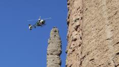 El escalador fue rescatado en los Mallos de Riglos. En la foto, el helicóptero de la Guardia Civil, en una imagen de archivo.