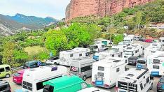 Zona de aparcamiento reservada para autobuses ocupada por turismos y caravanas