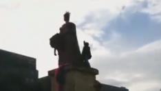 Intento de derribo de la estatua de Isabel la Católica en Bogotá (Colombia)