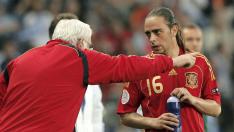 Sergio García recibe indicaciones de Luis Aragonés en la Euro 2008