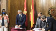 El alcalde, Jorge Azcón, el presidente de la Fundación Real Zaragoza, Christian Lapetra, y el patrono Fernando Sainz de Varanda han sido los encargados de sellar un acuerdo que contiene una ayuda de 500.000 euros.