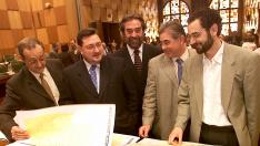 Rafael Gómez Pastrana, José Atarés, Juan Alberto Belloch, Manuel Blasco y Antonio Gaspar, en abril de 2001, en el pleno de aprobación del Plan General de Ordenación Urbana (PGOU).
