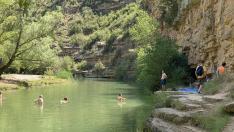 Primeros bañistas en el salto de Bierge.