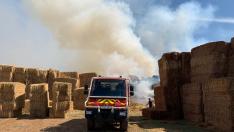 Los bomberos de Sariñena han sofocado el incendio en el que han ardido 100.000 kilos de paja.