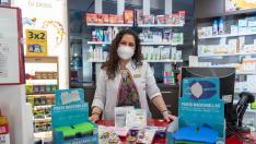 La farmacéutica Elena Lacalle, con varios productos para proteger la mascarilla cuando se quita de la cara.