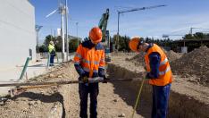 Dos alumnos de la Fundación Laboral de la Construcción haciendo prácticas en las instalaciones de este centro de formación en Villanueva de Gállego de Zaragoza.