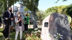 El alcalde de Zaragoza, Jorge Azcón, junto a la viuda Pilar Muro.