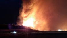 Un incendio originado en Lérida ha saltado a la provincia de Huesca quemando pinar, monte bajo y campos de cereal en Castillonroy.