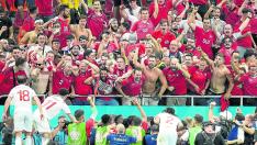 Los jugadores suizos celebran con sus aficionados el pase a los cuartos de final de la Eurocopa tras eliminar a Francia