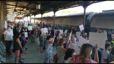Trescientas personas se concentran en Teruel y cien en Caminreal contra la sustitución de trenes