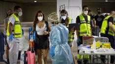 Jóvenes procedentes de zonas de veraneo como Salou a su llegada a Pamplona, donde continúa la recogida de pruebas covid.