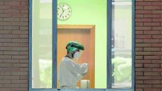 Un sanitario, este lunes, en la sala donde se hacen las PCR en el centro de salud de Sagasta de Zaragoza