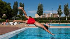 Un bañista se lanza de cabeza al agua en las piscinas del Actur, este jueves.