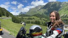 Alicia Sornosa en Suiza, con la moto eléctrica con la que ha viajado desde Madrid.