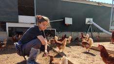 Isabel Martín,estudiante del grado en Veterinaria, en la granja San Miguel de Campo de Daroca