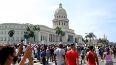 Government supporters hold a photograph of Cubas late President Fidel Castro during protests against and in support of the government, amidst the coronavirus disease (COVID-19) outbreak, in Havana, Cuba July 11, 2021. REUTERS/Alexandre Meneghini[[[REUTERS VOCENTO]]] CUBA-PROTESTS/