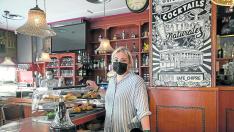 Isabel Lacerda, este martes detrás de la barra del local que regenta, el bar Chipre.