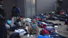 Decenas de personas tendidas en el suelo bajo arresto en Sudáfrica