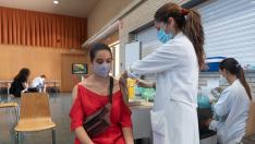 Jóvenes vacunándose en el centro cívico Oliver de Zaragoza.