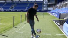 Marc Mateu da toques a la pelota tras su presentación.