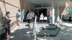 Varios pacientes esperaban ayer en el centro de salud de Univérsitas a ser atendidos.