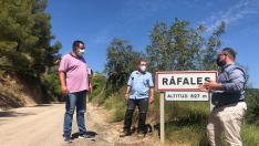 Izquierdo con el alcalde de Ráfales, José Ramón Arrufat, y el teniente de alcalde Miguel Romer.