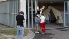 Varias personas, ayer, a la espera de entrar a la carpa donde se hacen las pruebas diagnósticas en centro de salud de Torre Ramona.