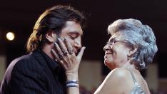 [[[HA ARCHIVO]]] Fecha: 31/01/2005 Propietario: EFE AGENCIA Autor: EFE AGENCIA descri: et MD219 Madrid, 30/01/05.-El actor Javier Bardem es felicitado por su madre, la actriz Pilar Bardem , tras conseguir el Goya a la me