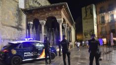 Agentes de la Policía Nacional a las puertas de la catedral de Jaca la noche del sábado al domingo.
