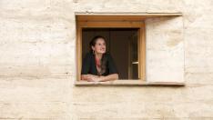 La arquitecta, asomada a una ventana de su casa de Ayerbe.