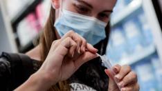 Una mujer prueba un autotest de antígenos en una farmacia