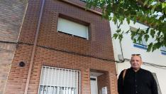 El historiador de Villanueva de Gállego Carlos Urzainqui, ante el edificio construido donde estaba la verdadera casa natal de Pradilla.