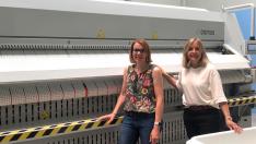 Ana y Elena Puy, junto a las máquinas de su lavandería Naturelinen, en Boltaña