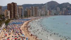 Los turistas disfrutan del sol y el Mediterráneo en Benidorm