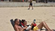 Foto de archivo de dos turistas en la playa
