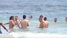 Los jugadores del Real Zaragoza, a primera hora de la tarde de este domingo y antes de comer, se refrescan en el Mar Mediterráneo, en una de las playas de San Pedro del Pinatar.