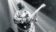 El ‘bluesman’ estadounidense, con su guitarra Lucille, en la sala Multiusos en 1997.