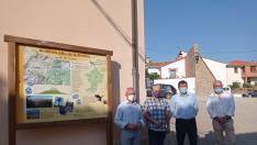 Varios dirigentes junto al panel de inicio del sendero.