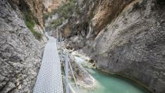 Las pasarelas que recorren el cañón del río Vero en Alquézar (Huesca).