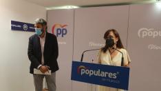 Gerardo Oliván junto a Gemma Allué en la sede del PP de Huesca.