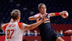 La española Mireya González trata de lanzar el balón ante la húngara Zsuzsanna Tomori
