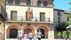 La familia asentada en Camarena, que asegura la continuidad de la escuela y del horno.