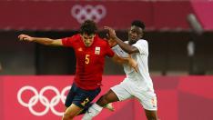 Tokyo 2020 Olympics - Soccer Football - Men - Quarterfinal - Spain v Ivory Coast - Miyagi Stadium, Miyagi, Japan - July 31, 2021.  Jesus Vallejo of Spain in action with Youssouf Dao of Ivory Coast REUTERS/Amr Abdallah Dalsh[[[REUTERS VOCENTO]]] OLYMPICS-2020-FBL/M-TEAM11-QFNL-000300