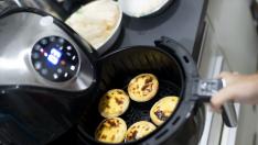 Las freidoras sin aceite usan aire caliente para conseguir una cocción crujiente.