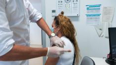 Vacunación con Janssen para mayores de 40 años en el Centro de Salud Almozara