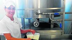 Pili Gari, de la Quesería Mas del Tano, preparando Tanet