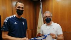 Petrovic posa con la camiseta junto con el director deportivo del Real Zaragoza, Miguel Torrecilla
