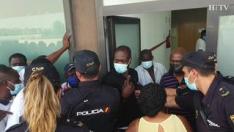 Cientos de ghaneses se agolpan en la Estación Delicias para actualizar su pasaporte